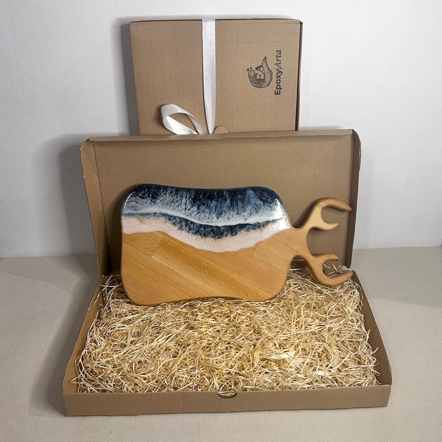 Platou / tocator dreptunghiular cerb decorativ din lemn de fag cu rasina epoxidica, efect ocean albastru inchis. Personalizata cu un mesaj ales de tine - epoxyarta.ro