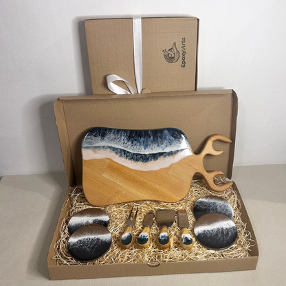 Set platou dreptunghiular cerb, suporturi de pahare si cutite pentru branzeturi cu rasina epoxidica, efect ocean albastru inchis. Personalizata cu un mesaj ales de tine - epoxyarta.ro
