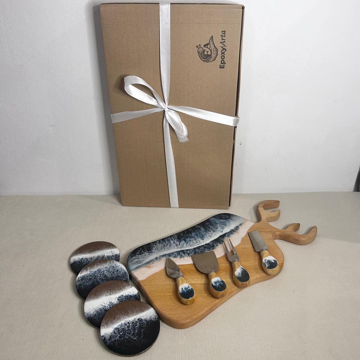 Set platou dreptunghiular cerb, suporturi de pahare si cutite pentru branzeturi cu rasina epoxidica, efect ocean albastru inchis. Personalizata cu un mesaj ales de tine - epoxyarta.ro