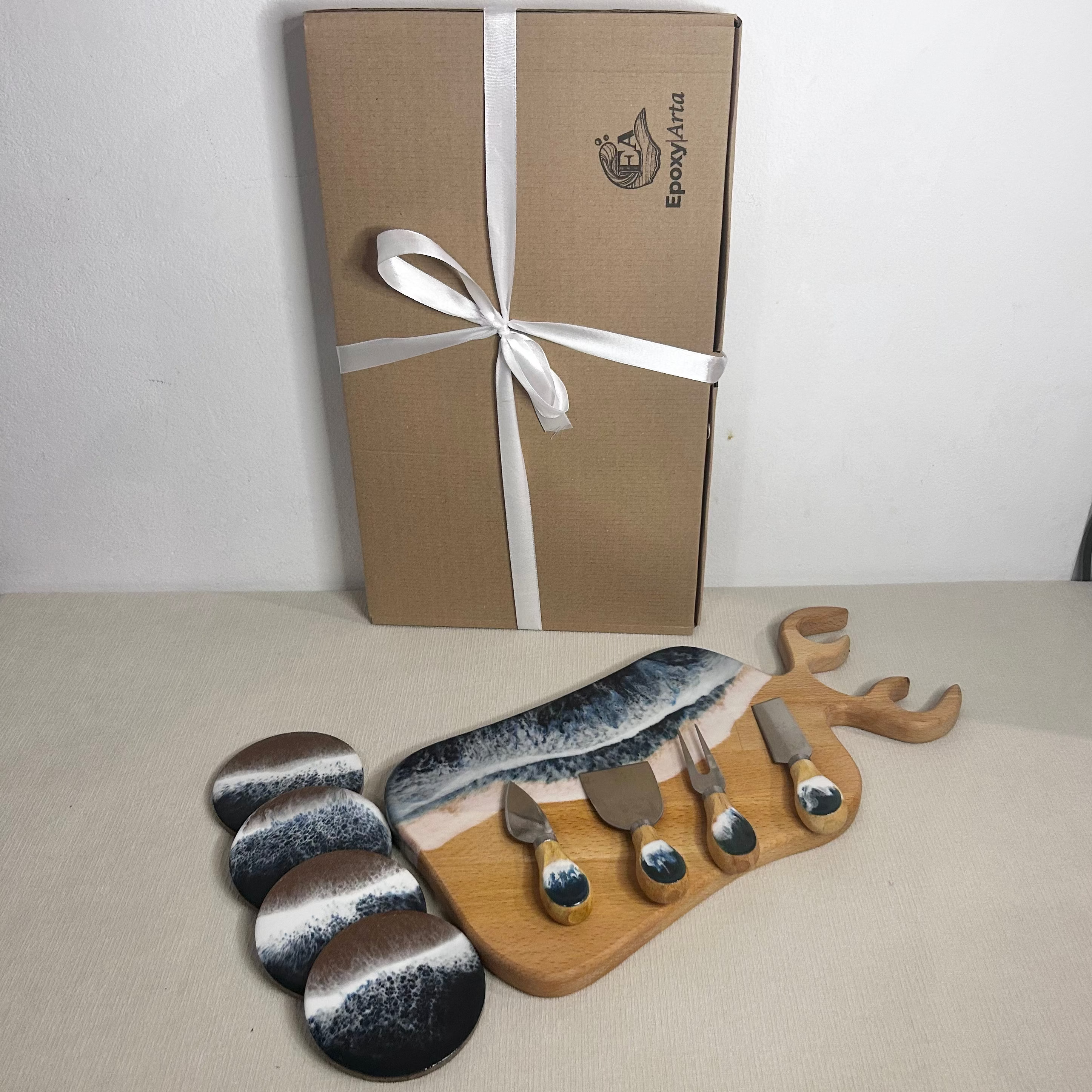 Set platou dreptunghiular cerb, suporturi de pahare si cutite pentru branzeturi cu rasina epoxidica, efect ocean albastru inchis. Personalizata cu un mesaj ales de tine - epoxyarta.ro