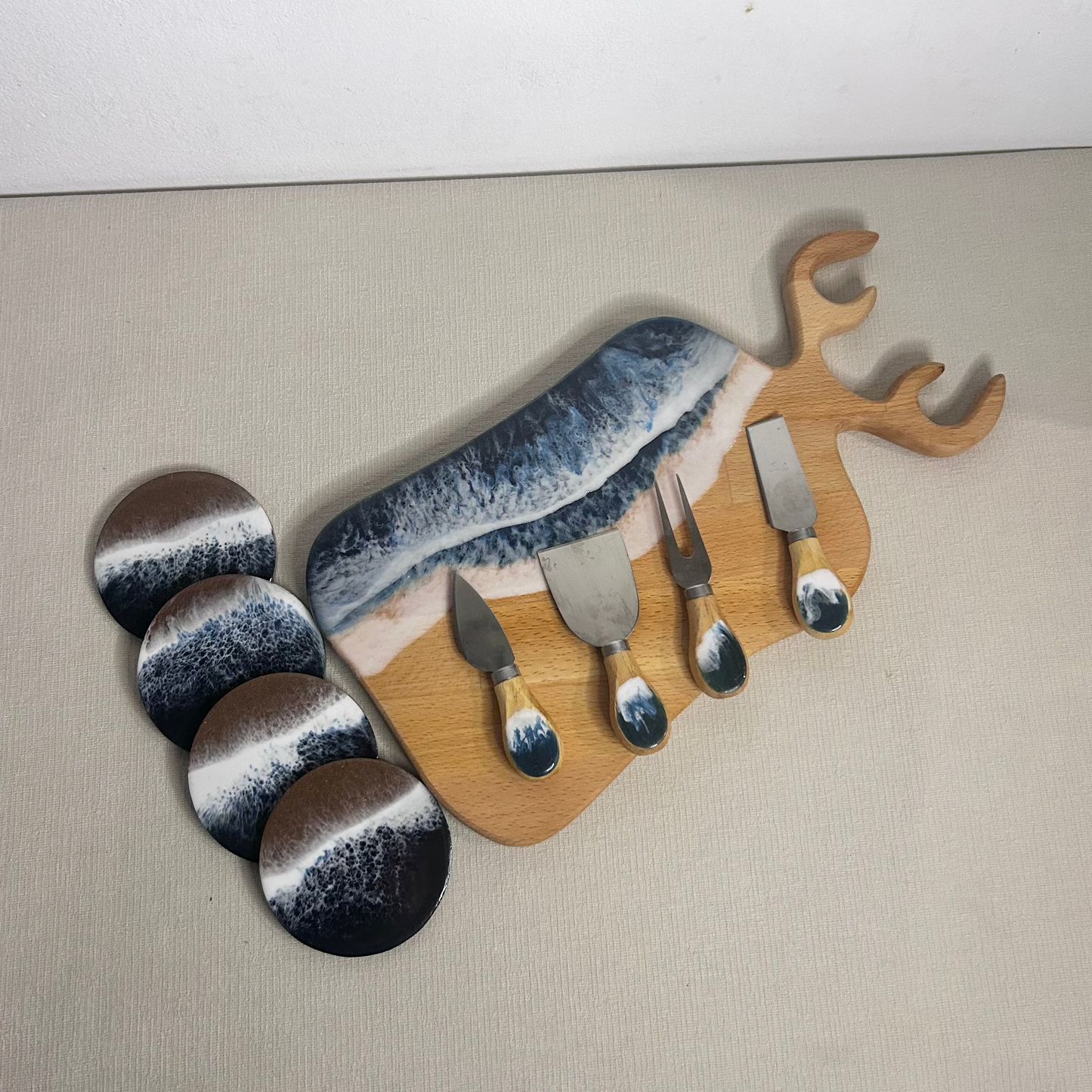 Set platou dreptunghiular cerb, suporturi de pahare si cutite pentru branzeturi cu rasina epoxidica, efect ocean albastru inchis. Personalizata cu un mesaj ales de tine - epoxyarta.ro