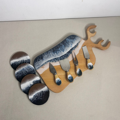 Set platou dreptunghiular cerb, suporturi de pahare si cutite pentru branzeturi cu rasina epoxidica, efect ocean albastru inchis. Personalizata cu un mesaj ales de tine - epoxyarta.ro