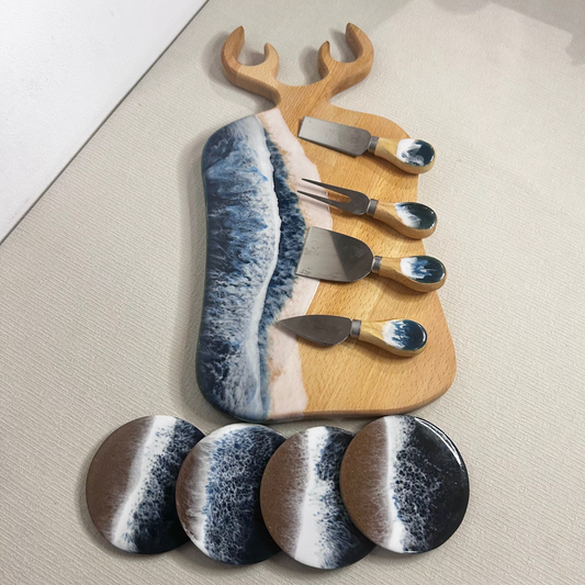 Set platou dreptunghiular cerb, suporturi de pahare si cutite pentru branzeturi cu rasina epoxidica, efect ocean albastru inchis. Personalizata cu un mesaj ales de tine - epoxyarta.ro