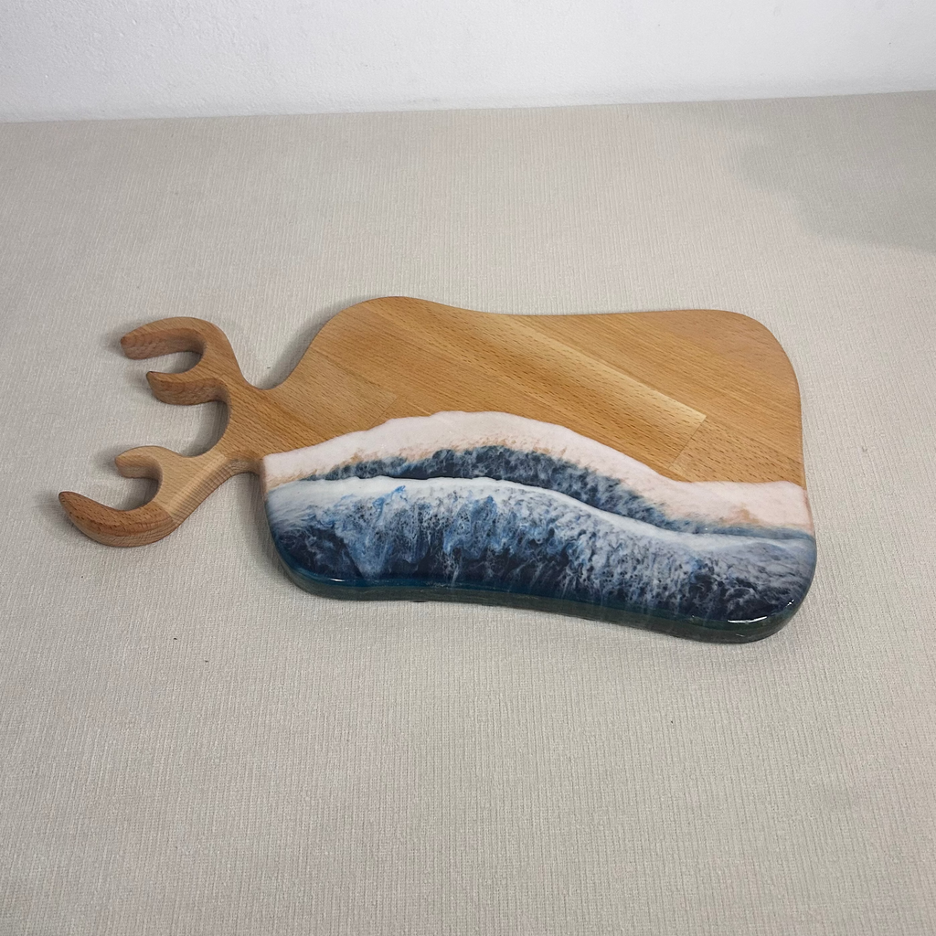 Platou / tocator dreptunghiular cerb decorativ din lemn de fag cu rasina epoxidica, efect ocean albastru inchis. Personalizata cu un mesaj ales de tine - epoxyarta.ro