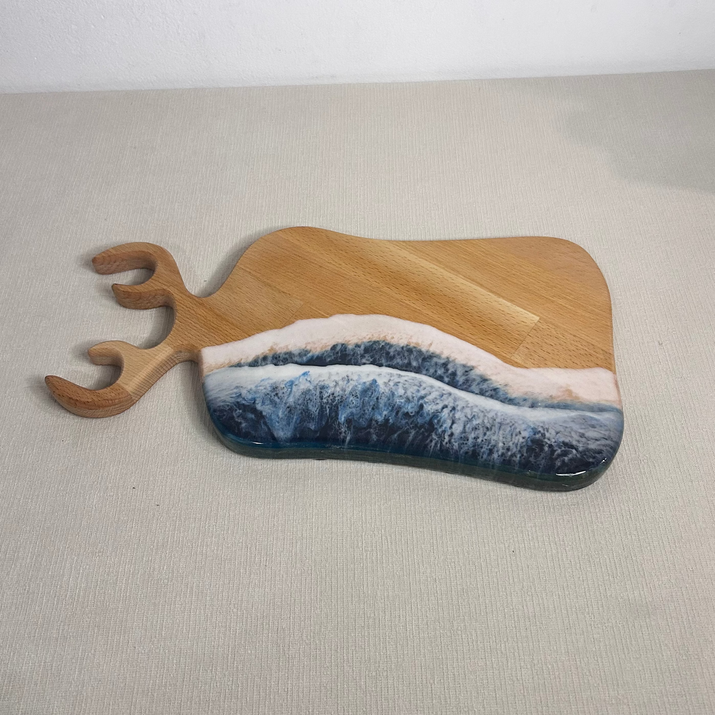 Platou / tocator dreptunghiular cerb decorativ din lemn de fag cu rasina epoxidica, efect ocean albastru inchis. Personalizata cu un mesaj ales de tine - epoxyarta.ro