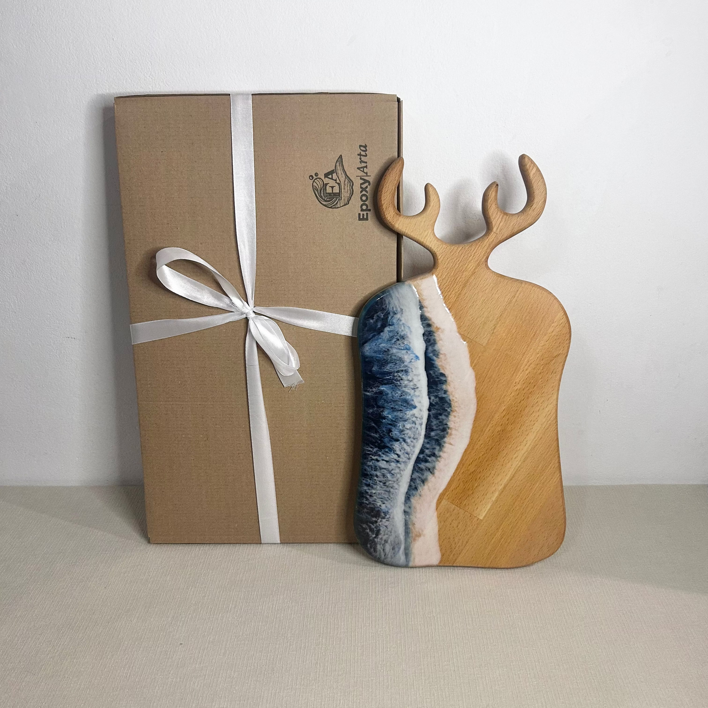Platou / tocator dreptunghiular cerb decorativ din lemn de fag cu rasina epoxidica, efect ocean albastru inchis. Personalizata cu un mesaj ales de tine - epoxyarta.ro