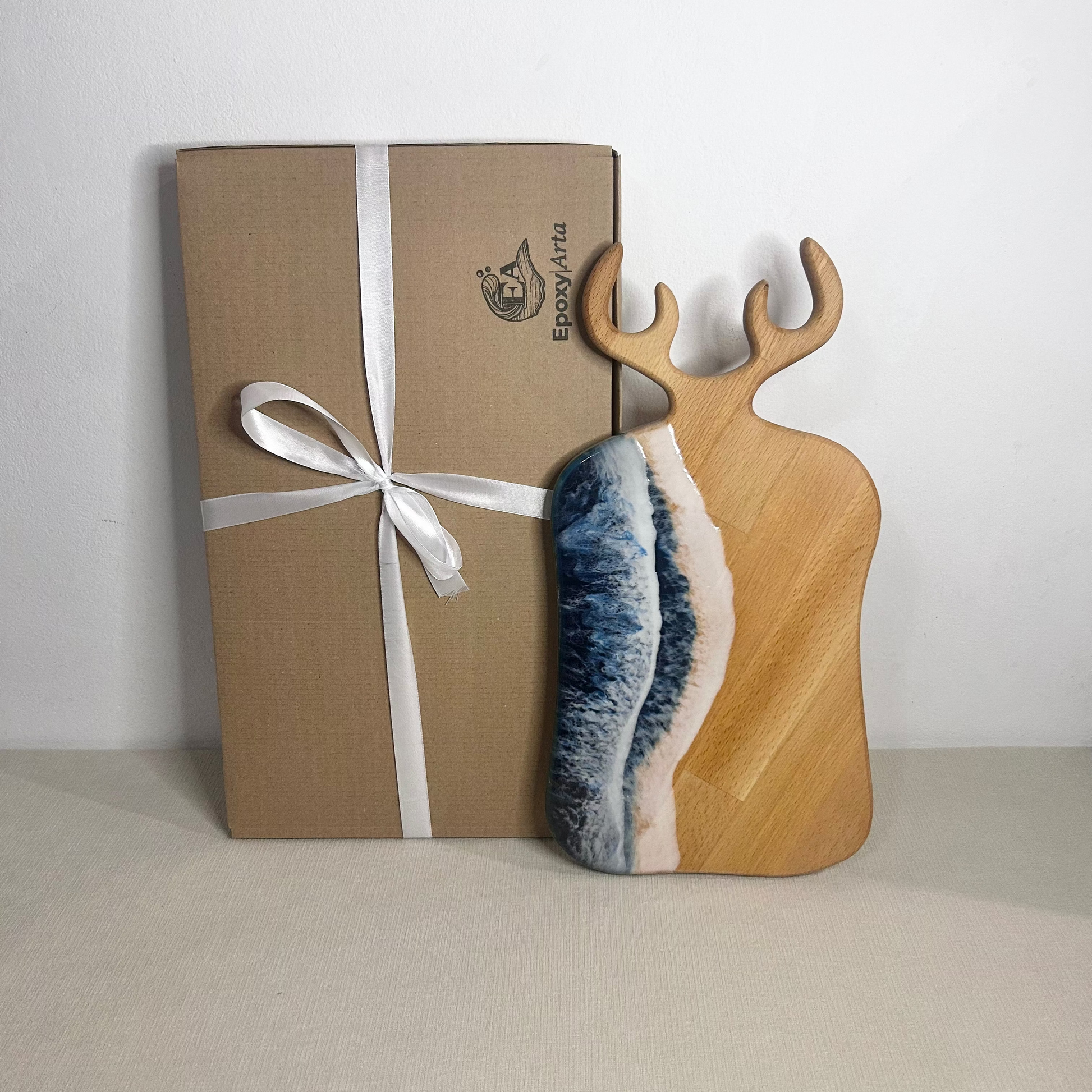 Platou / tocator dreptunghiular cerb decorativ din lemn de fag cu rasina epoxidica, efect ocean albastru inchis. Personalizata cu un mesaj ales de tine - epoxyarta.ro