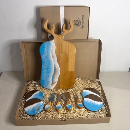 Set platou dreptunghiular cerb, suporturi de pahare si cutite pentru branzeturi cu rasina epoxidica, efect ocean albastru deschis. Personalizata cu un mesaj ales de tine - epoxyarta.ro
