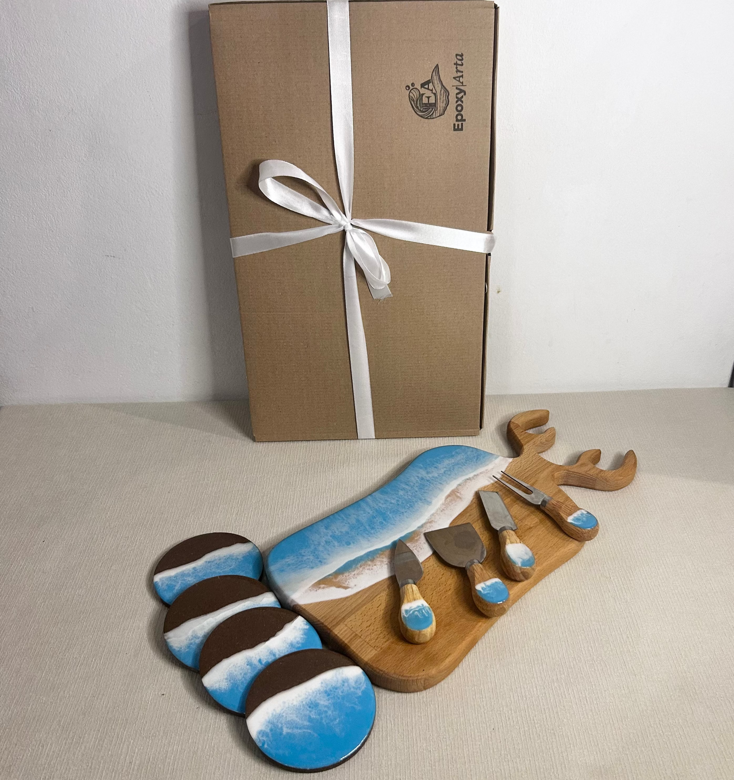 Set platou dreptunghiular cerb, suporturi de pahare si cutite pentru branzeturi cu rasina epoxidica, efect ocean albastru deschis. Personalizata cu un mesaj ales de tine - epoxyarta.ro