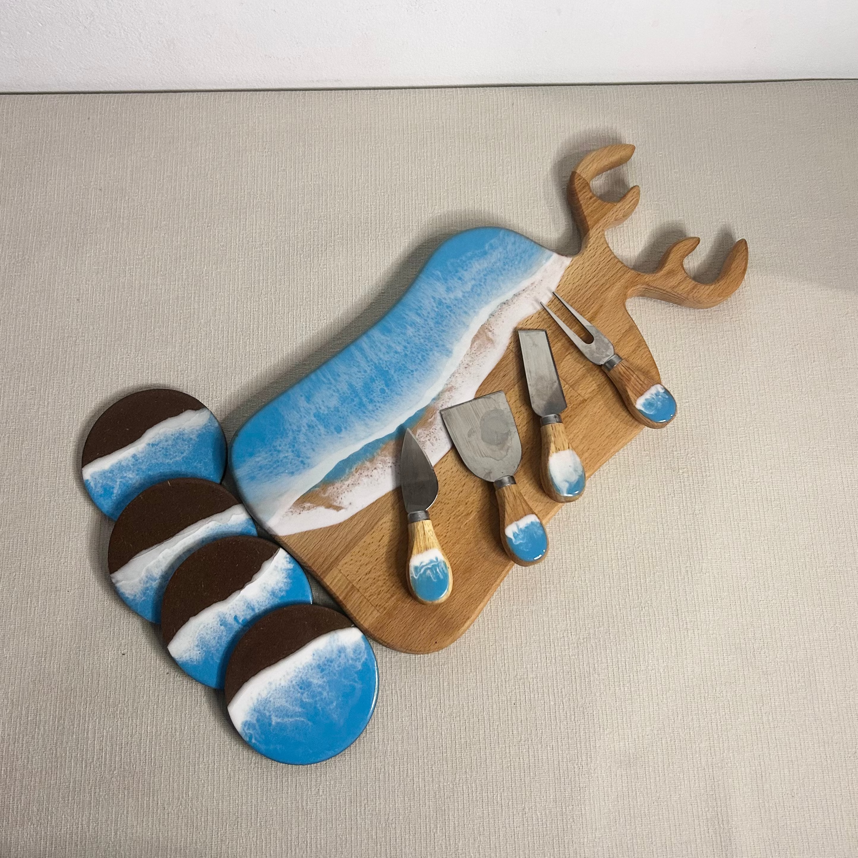 Set platou dreptunghiular cerb, suporturi de pahare si cutite pentru branzeturi cu rasina epoxidica, efect ocean albastru deschis. Personalizata cu un mesaj ales de tine - epoxyarta.ro