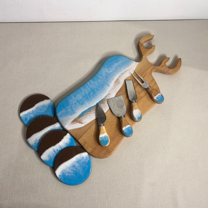 Set platou dreptunghiular cerb, suporturi de pahare si cutite pentru branzeturi cu rasina epoxidica, efect ocean albastru deschis. Personalizata cu un mesaj ales de tine - epoxyarta.ro