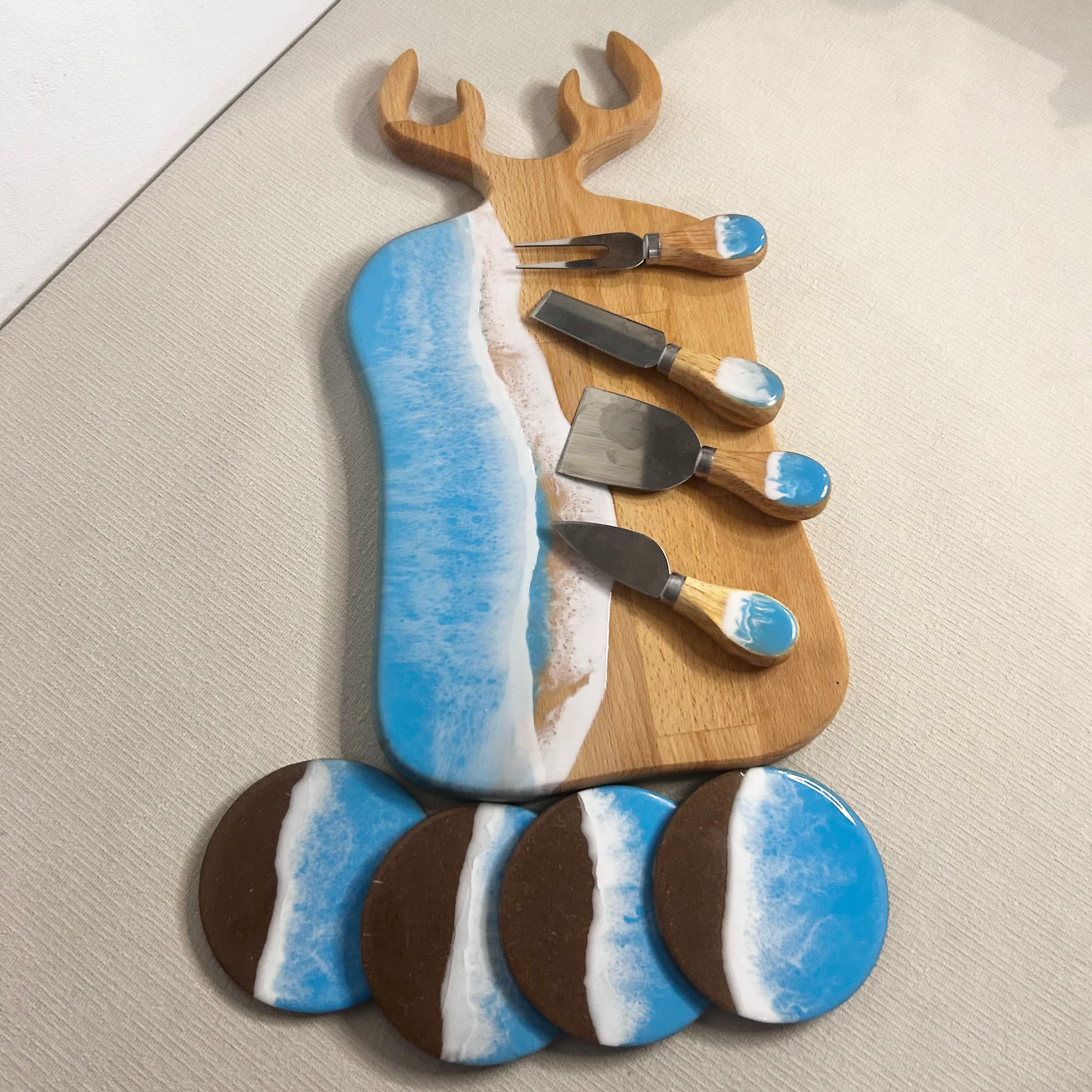 Set platou dreptunghiular cerb, suporturi de pahare si cutite pentru branzeturi cu rasina epoxidica, efect ocean albastru deschis. Personalizata cu un mesaj ales de tine - epoxyarta.ro