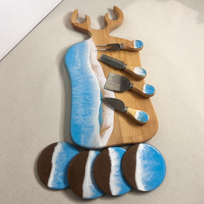 Set platou dreptunghiular cerb, suporturi de pahare si cutite pentru branzeturi cu rasina epoxidica, efect ocean albastru deschis. Personalizata cu un mesaj ales de tine - epoxyarta.ro