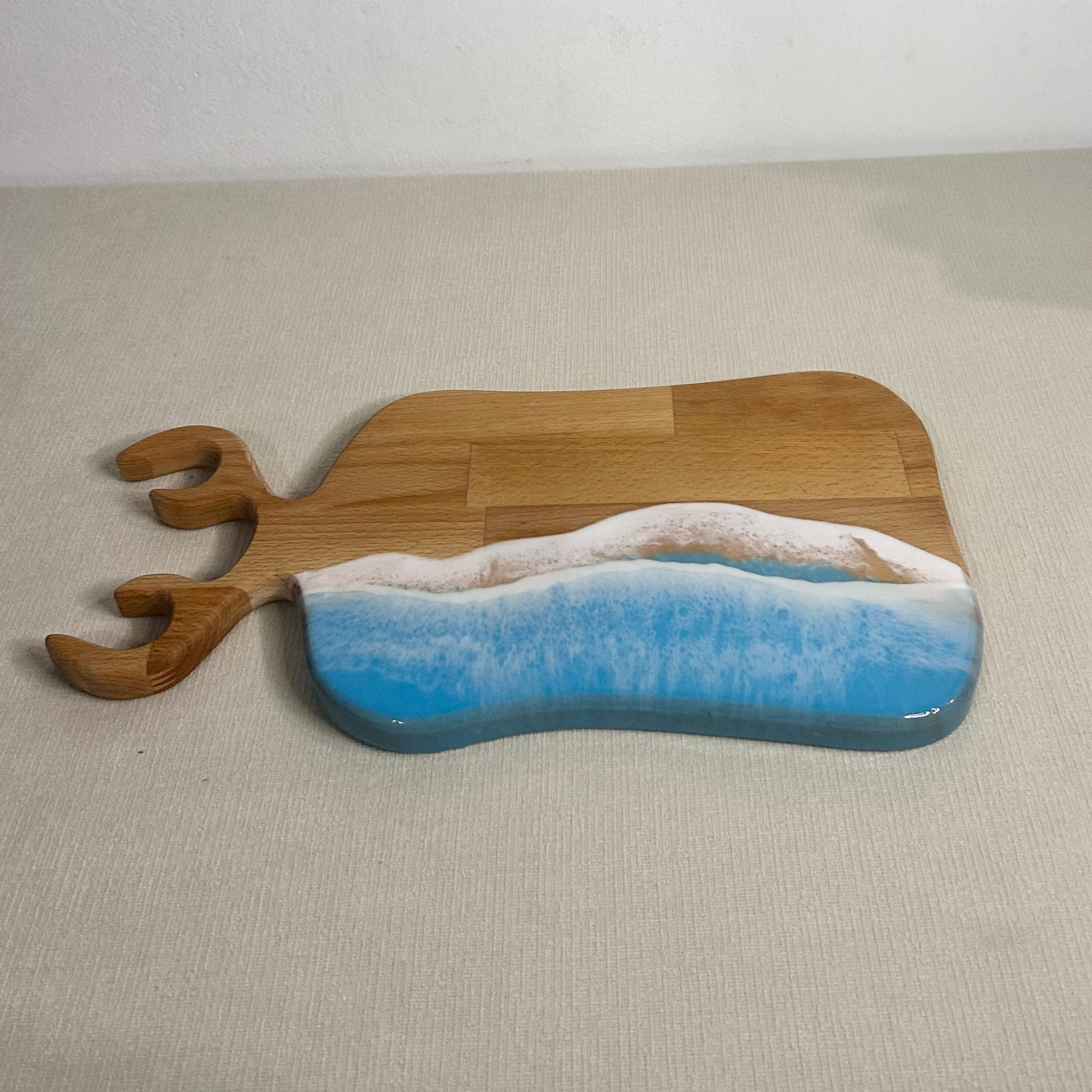 Platou / tocator dreptunghiular cerb decorativ din lemn de fag cu rasina epoxidica, efect ocean albastru deschis. Personalizata cu un mesaj ales de tine - epoxyarta.ro