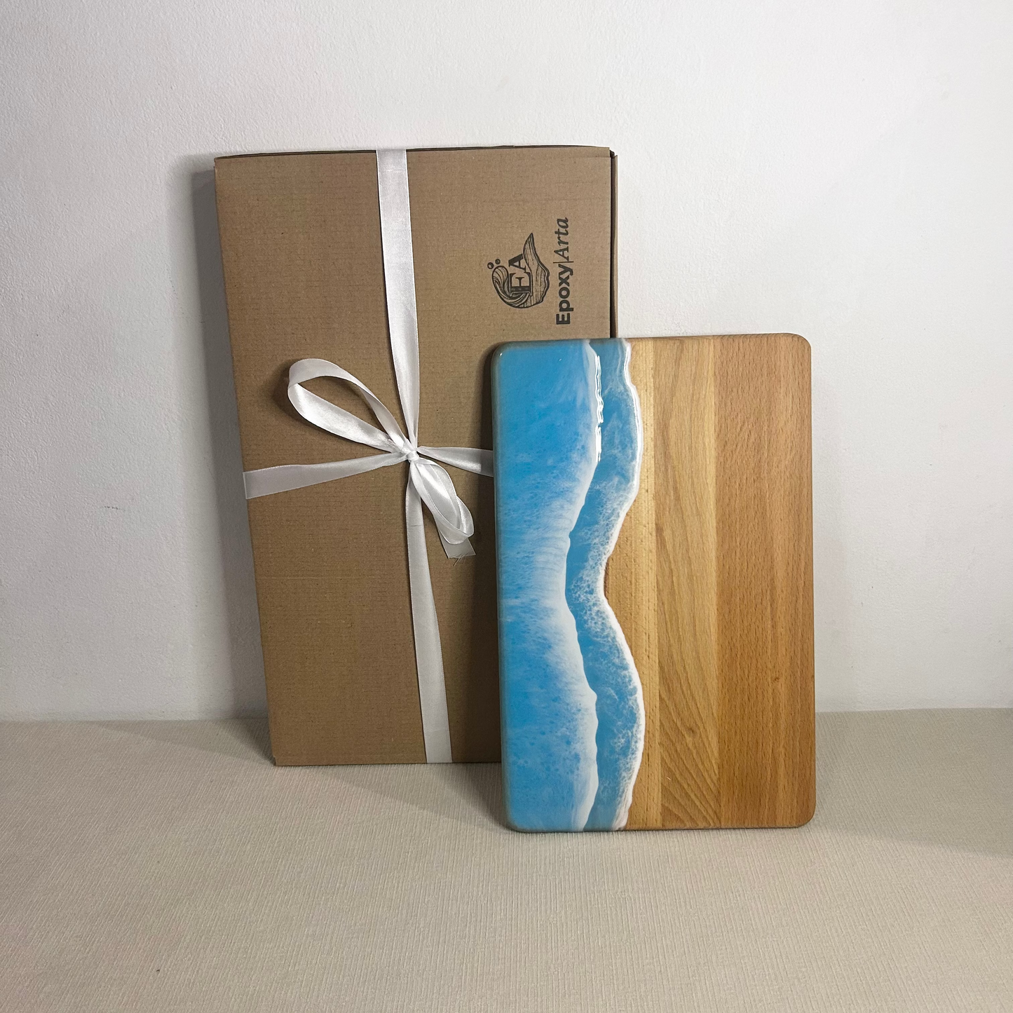 Platou / tocator dreptunghiular decorativ din lemn de fag cu rasina epoxidica, efect ocean albastru deschis. Personalizata cu un mesaj ales de tine - epoxyarta.ro