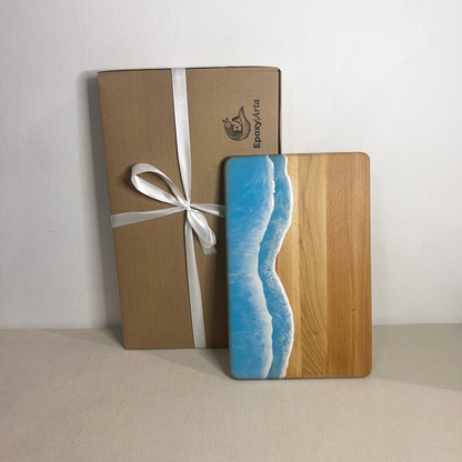 Platou / tocator dreptunghiular decorativ din lemn de fag cu rasina epoxidica, efect ocean albastru deschis. Personalizata cu un mesaj ales de tine - epoxyarta.ro