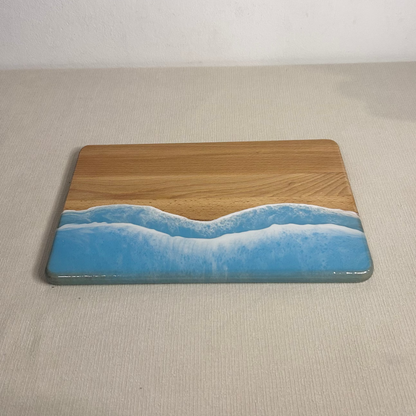 Platou / tocator dreptunghiular decorativ din lemn de fag cu rasina epoxidica, efect ocean albastru deschis. Personalizata cu un mesaj ales de tine - epoxyarta.ro