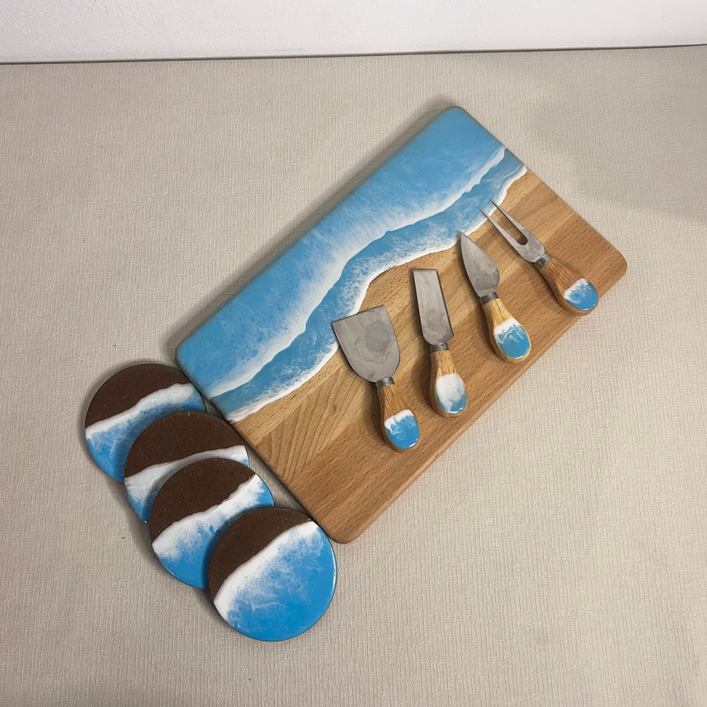 Set platou dreptunghiular, suporturi de pahare si cutite pentru branzeturi cu rasina epoxidica, efect ocean albastru deschis. Personalizata cu un mesaj ales de tine - epoxyarta.ro