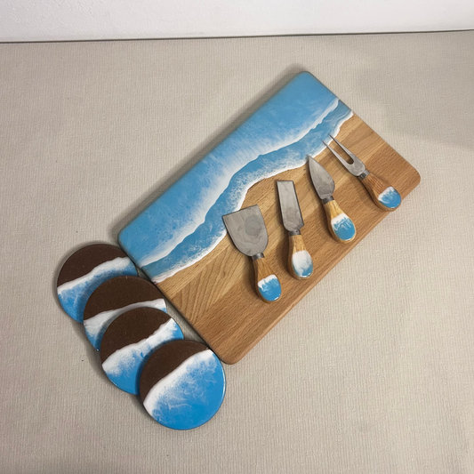 Set platou dreptunghiular, suporturi de pahare si cutite pentru branzeturi cu rasina epoxidica, efect ocean albastru deschis. Personalizata cu un mesaj ales de tine - epoxyarta.ro