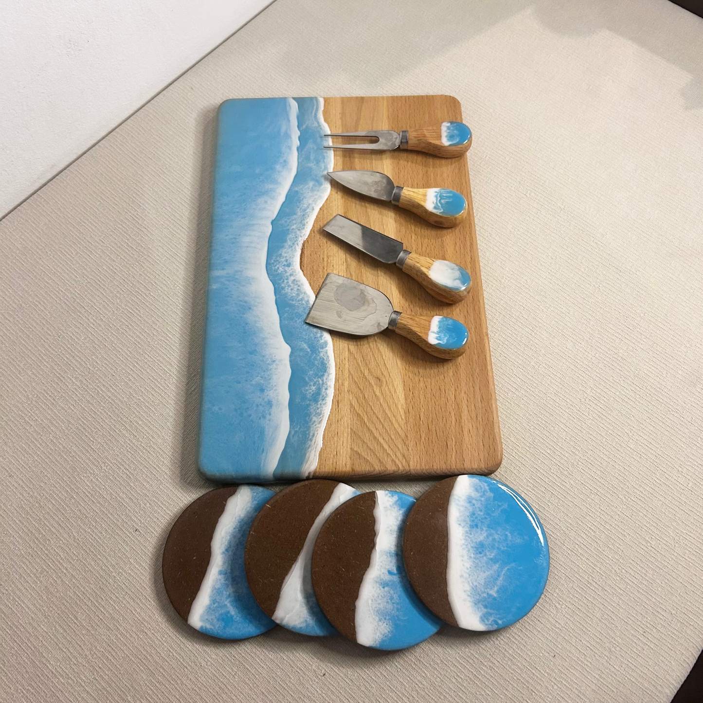 Set platou dreptunghiular, suporturi de pahare si cutite pentru branzeturi cu rasina epoxidica, efect ocean albastru deschis. Personalizata cu un mesaj ales de tine - epoxyarta.ro