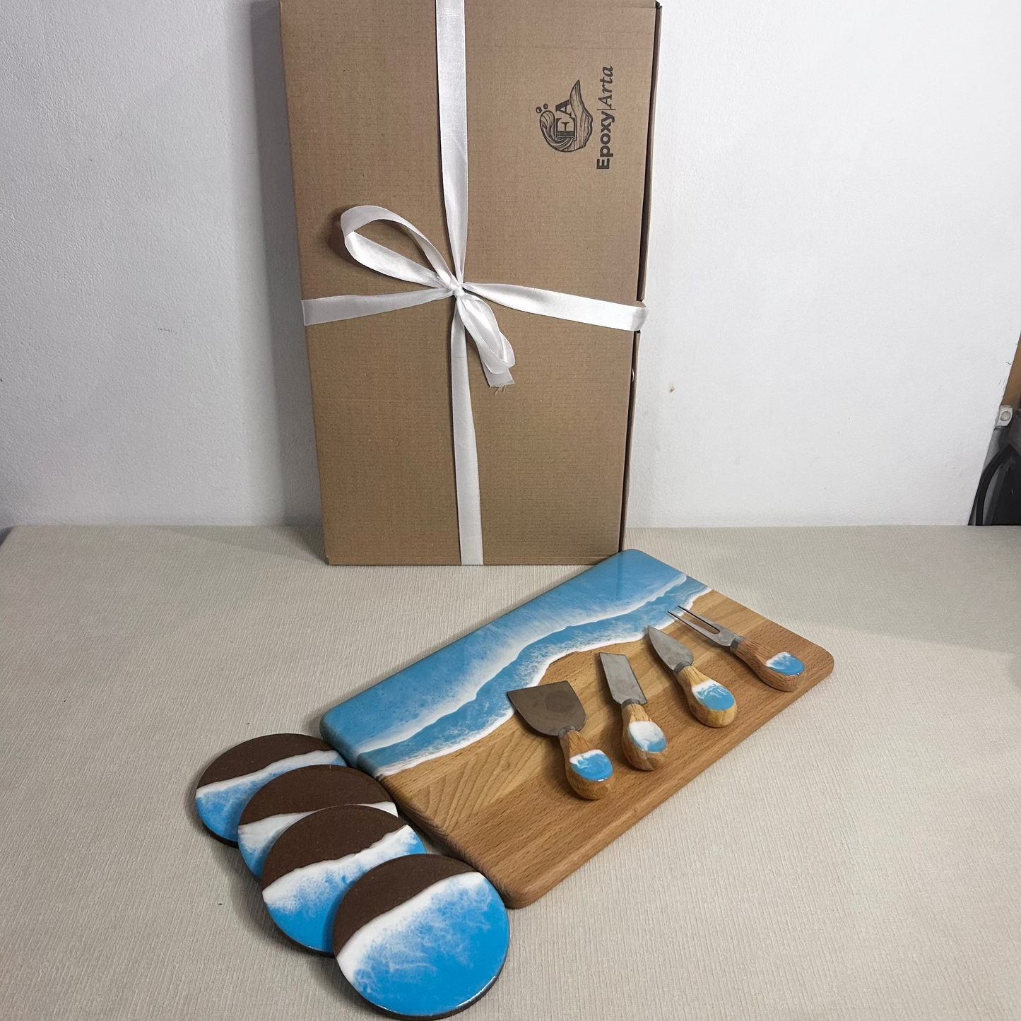Set platou dreptunghiular, suporturi de pahare si cutite pentru branzeturi cu rasina epoxidica, efect ocean albastru deschis. Personalizata cu un mesaj ales de tine - epoxyarta.ro