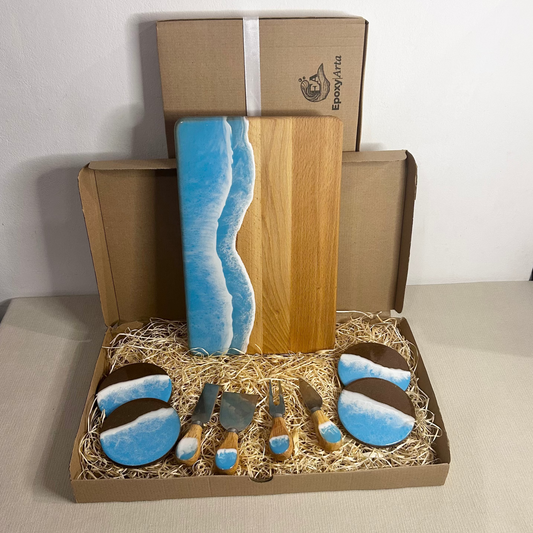 Set platou dreptunghiular, suporturi de pahare si cutite pentru branzeturi cu rasina epoxidica, efect ocean albastru deschis. Personalizata cu un mesaj ales de tine - epoxyarta.ro