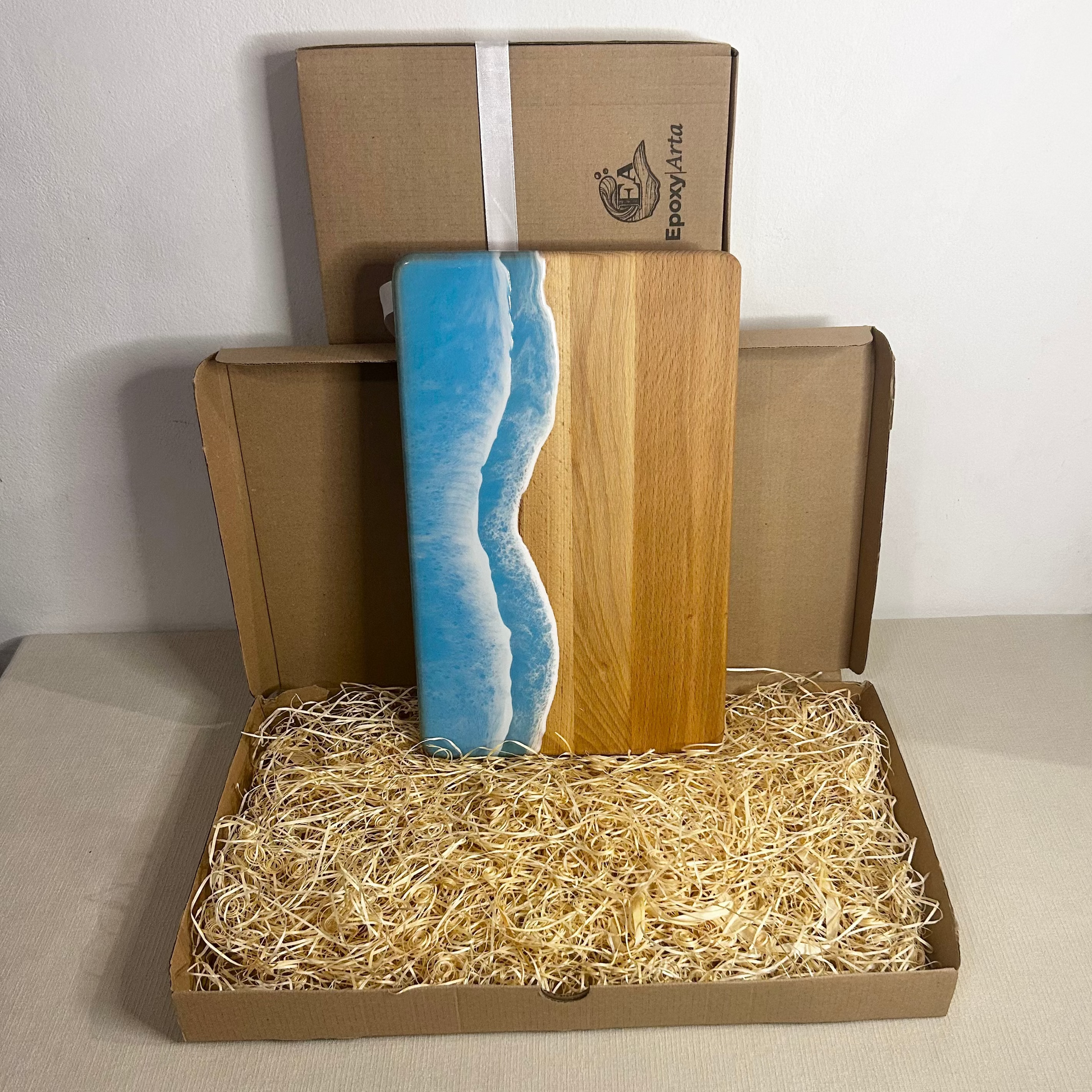 Platou / tocator dreptunghiular decorativ din lemn de fag cu rasina epoxidica, efect ocean albastru deschis. Personalizata cu un mesaj ales de tine - epoxyarta.ro