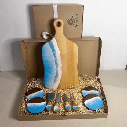 Set platou dreptunghiular cu maner, suporturi de pahare si cutite pentru branzeturi cu rasina epoxidica, efect ocean albastru deschis. Personalizata cu un mesaj ales de tine - epoxyarta.ro