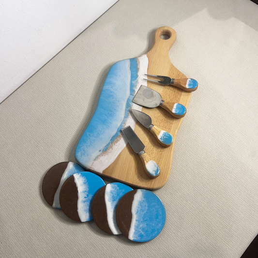 Set platou dreptunghiular cu maner, suporturi de pahare si cutite pentru branzeturi cu rasina epoxidica, efect ocean albastru deschis. Personalizata cu un mesaj ales de tine - epoxyarta.ro