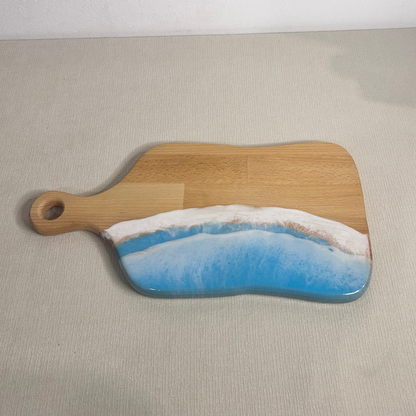 Platou / tocator dreptunghiular cu maner decorativ din lemn de fag cu rasina epoxidica, efect ocean albastru deschis. Personalizata cu un mesaj ales de tine - epoxyarta.ro