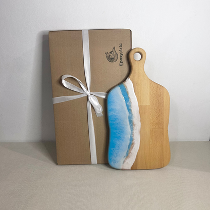 Platou / tocator dreptunghiular cu maner decorativ din lemn de fag cu rasina epoxidica, efect ocean albastru deschis. Personalizata cu un mesaj ales de tine - epoxyarta.ro