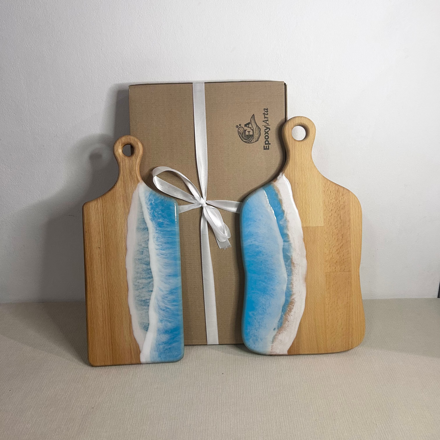 Set platou / tocator2 buc.  dreptunghiular cu maner decorativ din lemn de fag cu rasina epoxidica, efect ocean albastru deschis. Personalizata cu un mesaj ales de tine - epoxyarta.ro