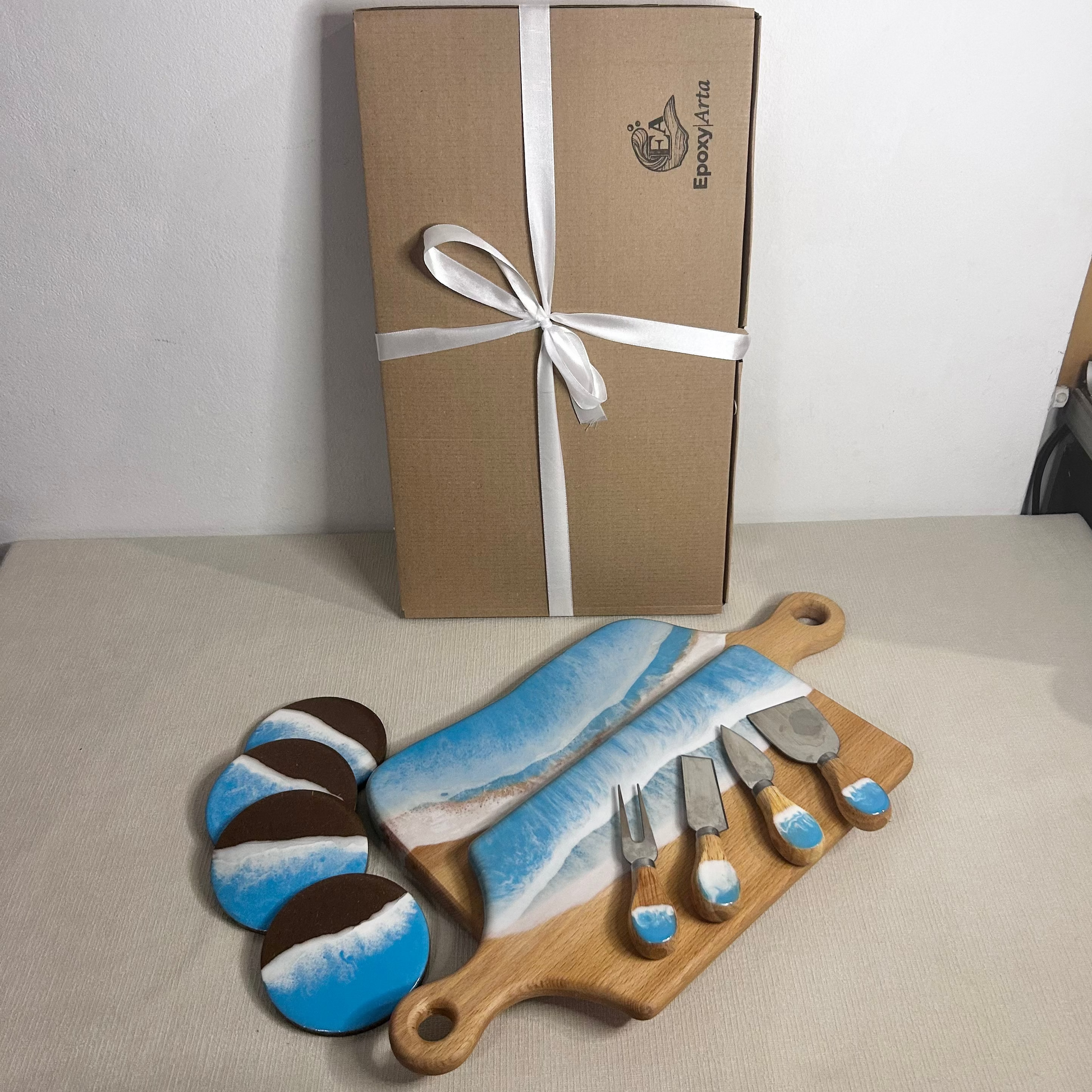 Set 2 platou dreptunghiular cu maner, suporturi de pahare si cutite pentru branzeturi cu rasina epoxidica, efect ocean albastru deschis. Personalizata cu un mesaj ales de tine - epoxyarta.ro