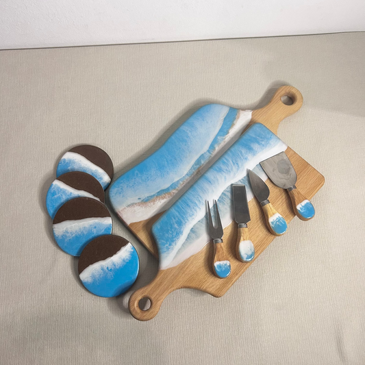 Set 2 platou dreptunghiular cu maner, suporturi de pahare si cutite pentru branzeturi cu rasina epoxidica, efect ocean albastru deschis. Personalizata cu un mesaj ales de tine - epoxyarta.ro