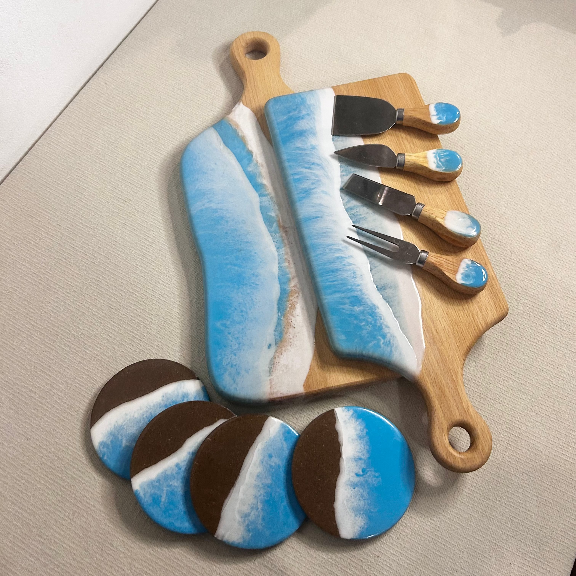 Set 2 platou dreptunghiular cu maner, suporturi de pahare si cutite pentru branzeturi cu rasina epoxidica, efect ocean albastru deschis. Personalizata cu un mesaj ales de tine - epoxyarta.ro