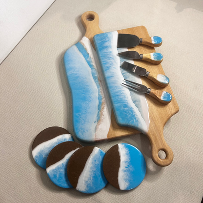 Set 2 platou dreptunghiular cu maner, suporturi de pahare si cutite pentru branzeturi cu rasina epoxidica, efect ocean albastru deschis. Personalizata cu un mesaj ales de tine - epoxyarta.ro