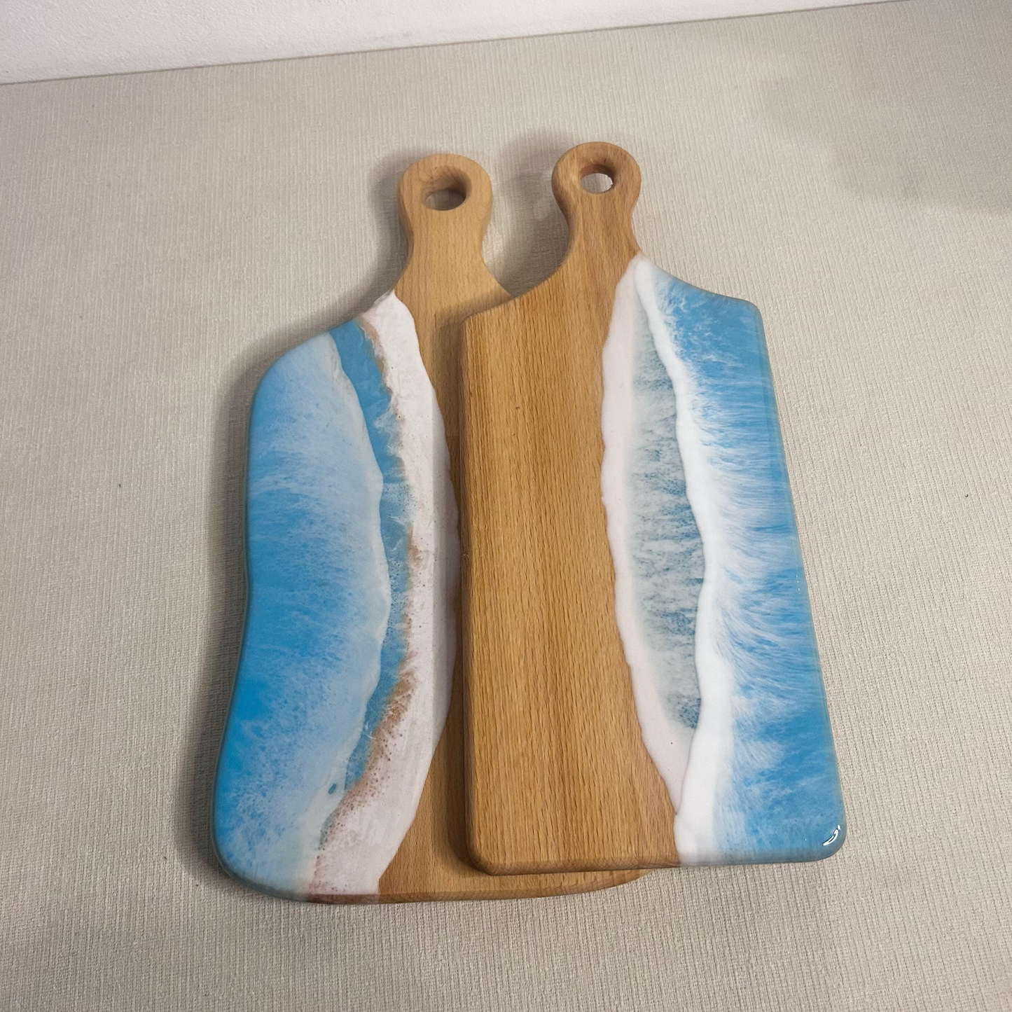 Set platou / tocator2 buc.  dreptunghiular cu maner decorativ din lemn de fag cu rasina epoxidica, efect ocean albastru deschis. Personalizata cu un mesaj ales de tine - epoxyarta.ro