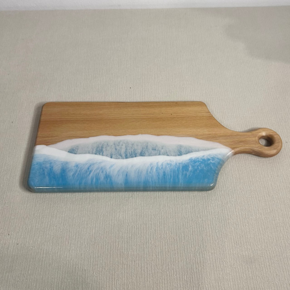 Platou / tocator dreptunghiular cu maner, cu rasina epoxidica, efect ocean albastru deschis. Personalizata cu un mesaj ales de tine - epoxyarta.ro