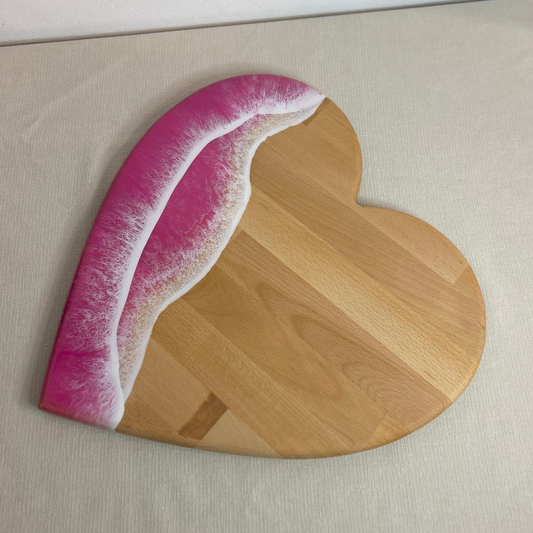 Platou / tocator de servire inimioara din lemn, cu valuri, ideal pentru cadou, decor, branzeturi, aperitive