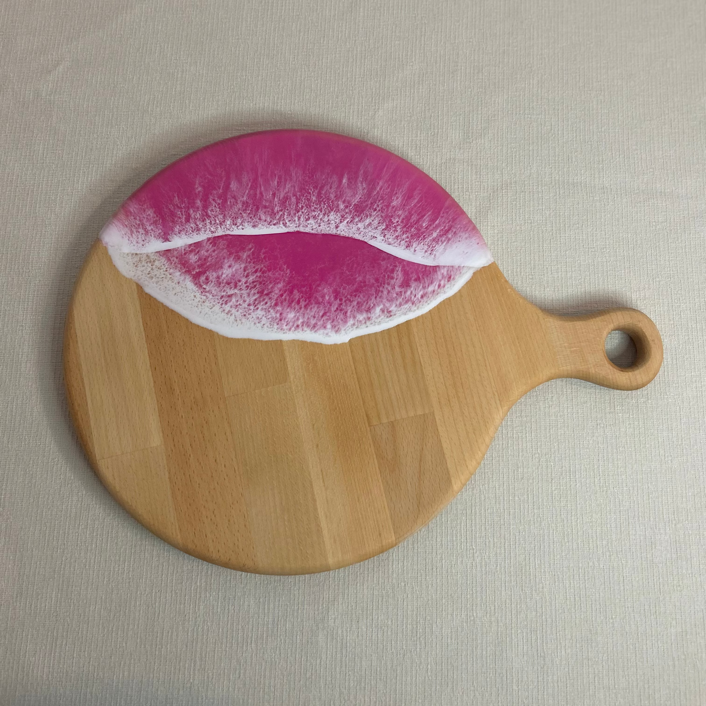 Platou / tocator de servire rotund cu maner din lemn, cu valuri, ideal pentru cadou, decor, branzeturi, aperitive