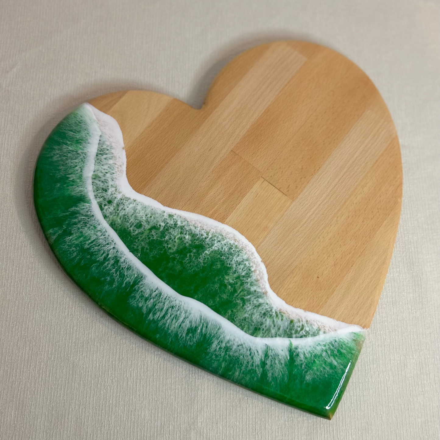 Platou / tocator de servire inimioara din lemn, cu valuri, ideal pentru cadou, decor, branzeturi, aperitive