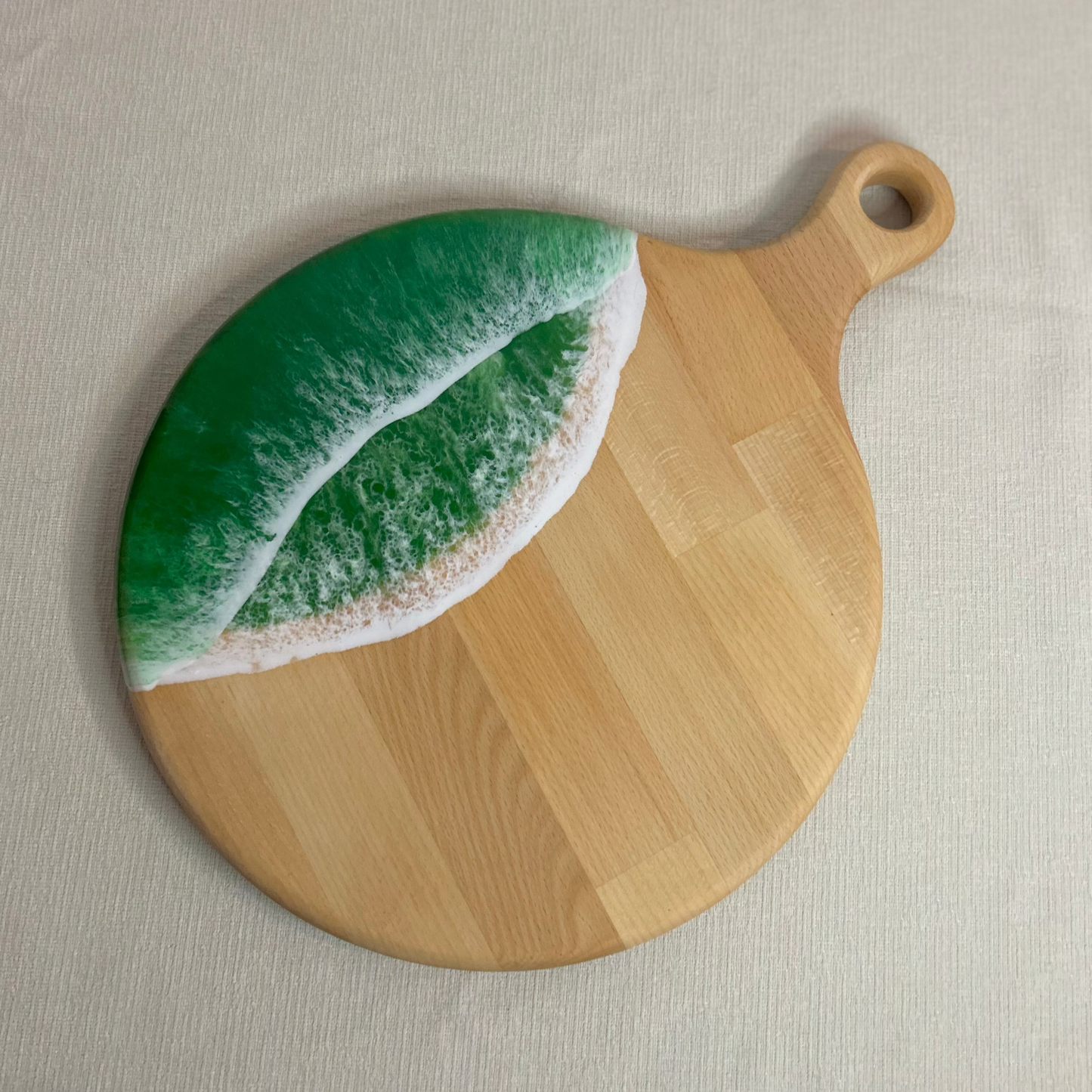 Platou / tocator de servire rotund cu maner din lemn, cu valuri, ideal pentru cadou, decor, branzeturi, aperitive