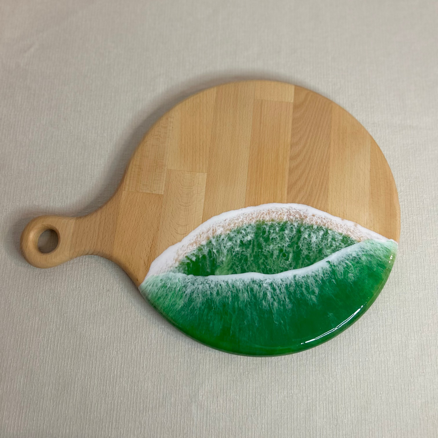 Platou / tocator de servire rotund cu maner din lemn, cu valuri, ideal pentru cadou, decor, branzeturi, aperitive