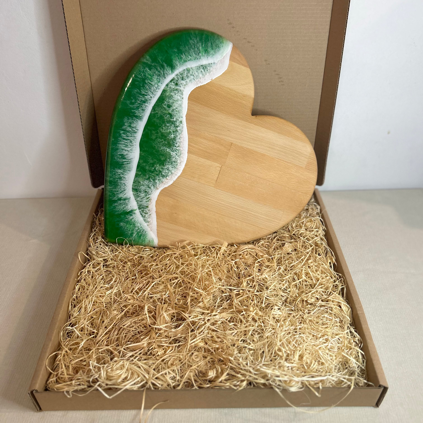 Platou / tocator de servire inimioara din lemn, cu valuri, ideal pentru cadou, decor, branzeturi, aperitive