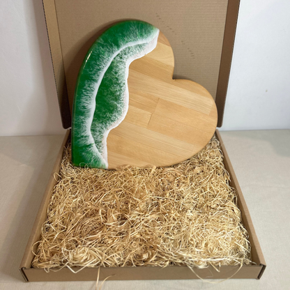 Platou / tocator de servire inimioara din lemn, cu valuri, ideal pentru cadou, decor, branzeturi, aperitive