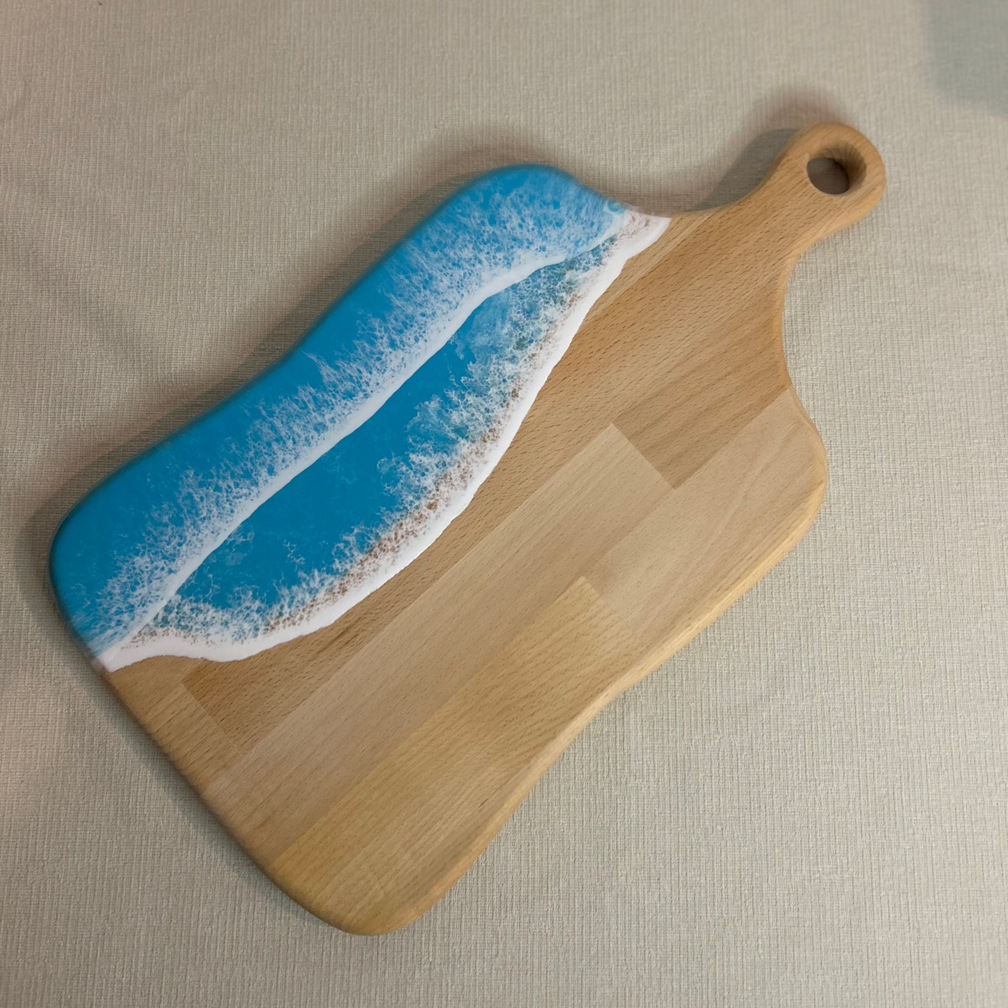 Platou / tocator de servire dreptunghiular cu maner din lemn, cu valuri, ideal pentru cadou, decor, branzeturi, aperitive