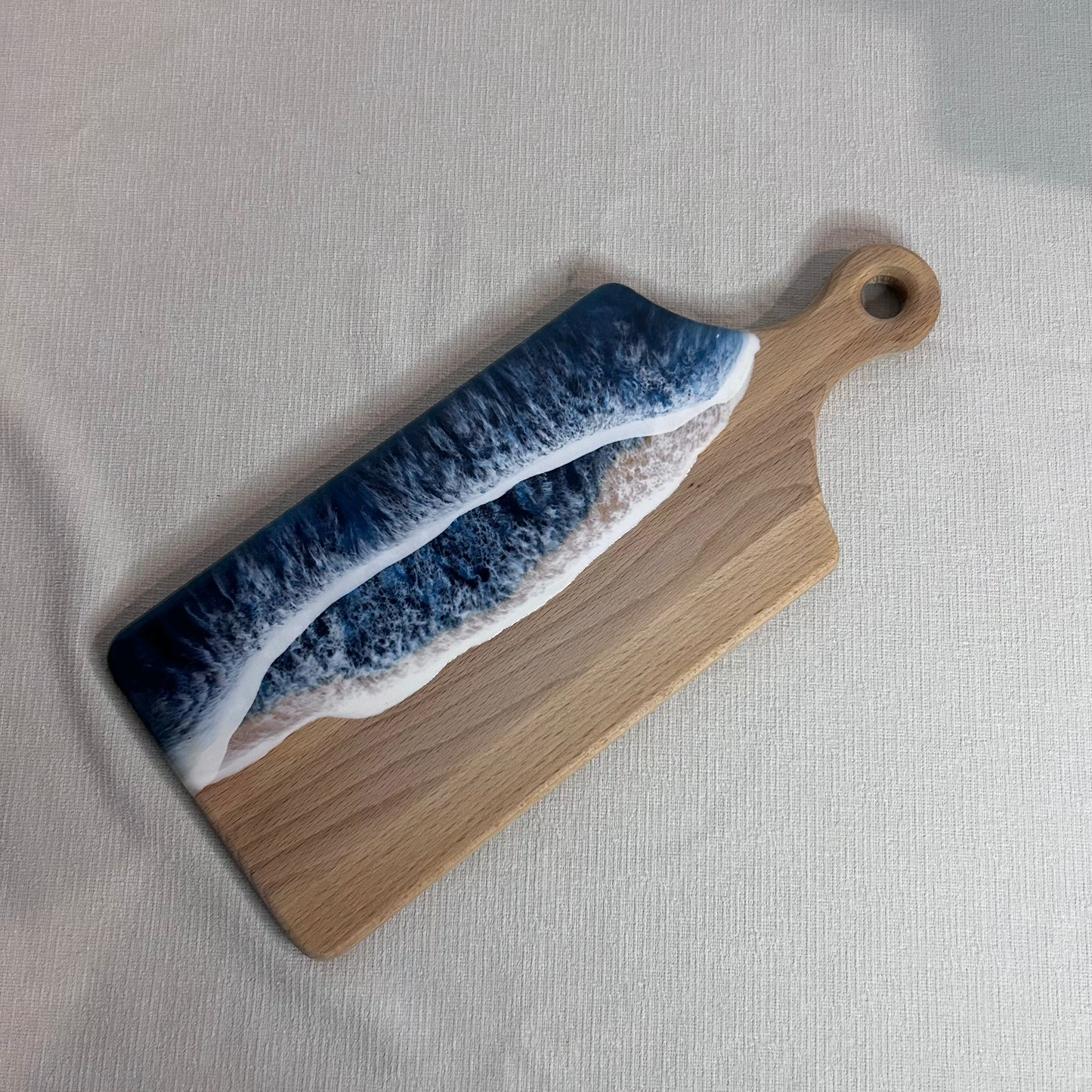 Platou / tocator dreptunghiular cu maner din lemn, cu valuri, ideal pentru cadou, decor, branzeturi, aperitive