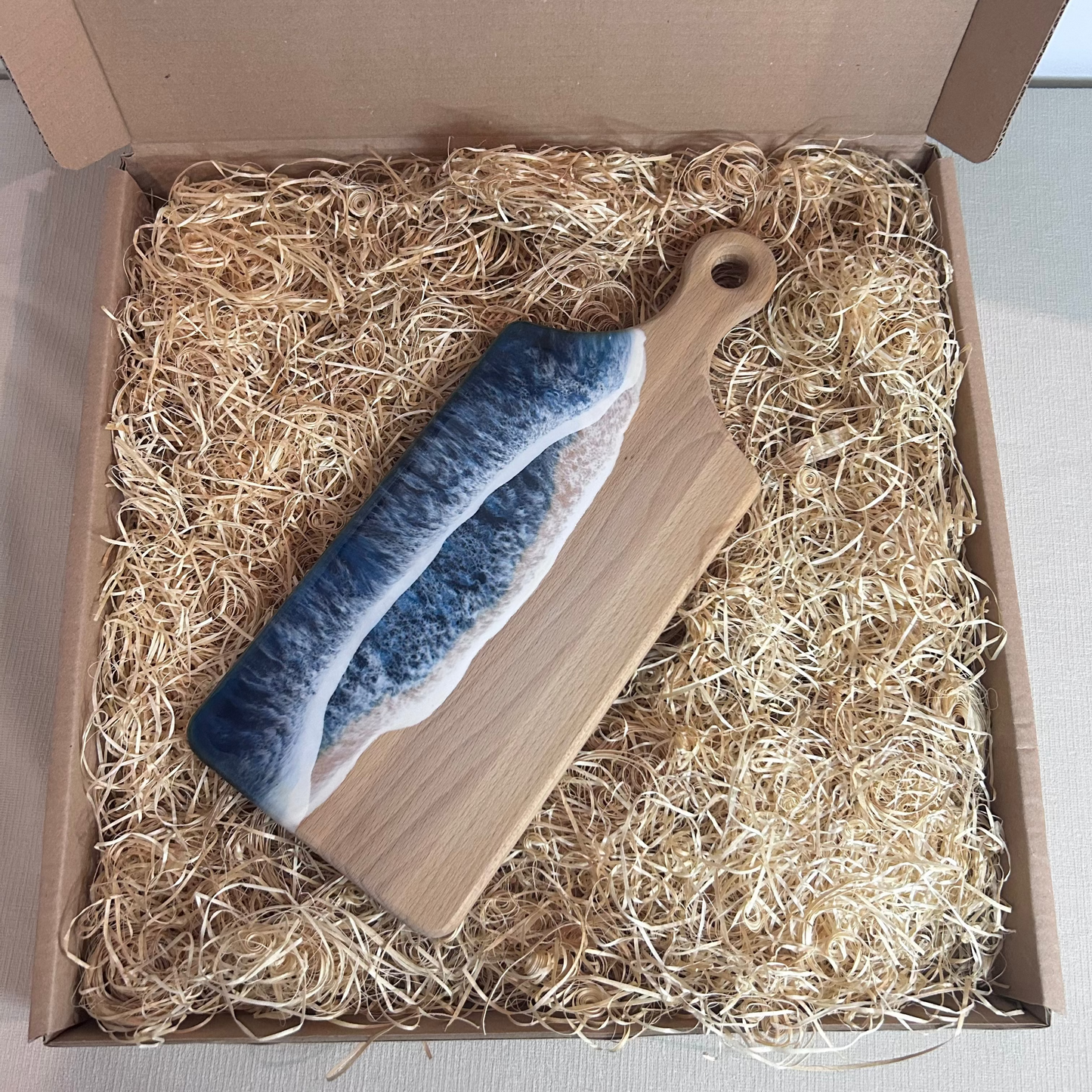 Platou / tocator dreptunghiular cu maner din lemn, cu valuri, ideal pentru cadou, decor, branzeturi, aperitive