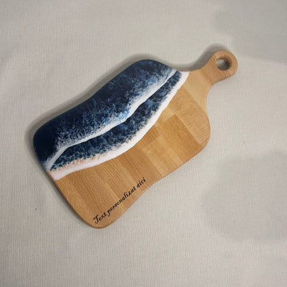 Platou / tocator de servire dreptunghiular cu maner din lemn, cu valuri, ideal pentru cadou, decor, branzeturi, aperitive - epoxyarta.ro