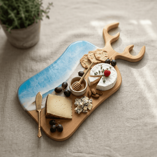 Platou / tocator dreptunghiular cerb decorativ din lemn de fag cu rasina epoxidica, efect ocean albastru deschis. Personalizata cu un mesaj ales de tine - epoxyarta.ro